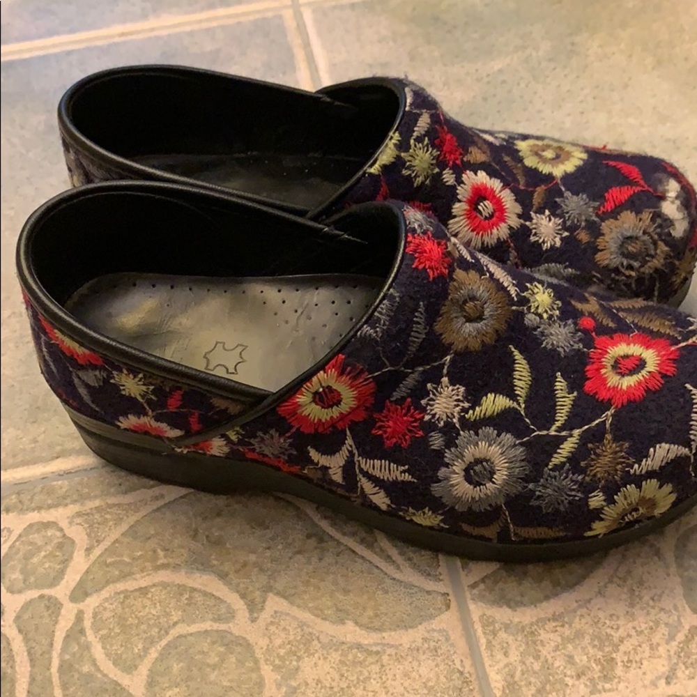 🌻Dansko clogs flower knit pattern 🌻